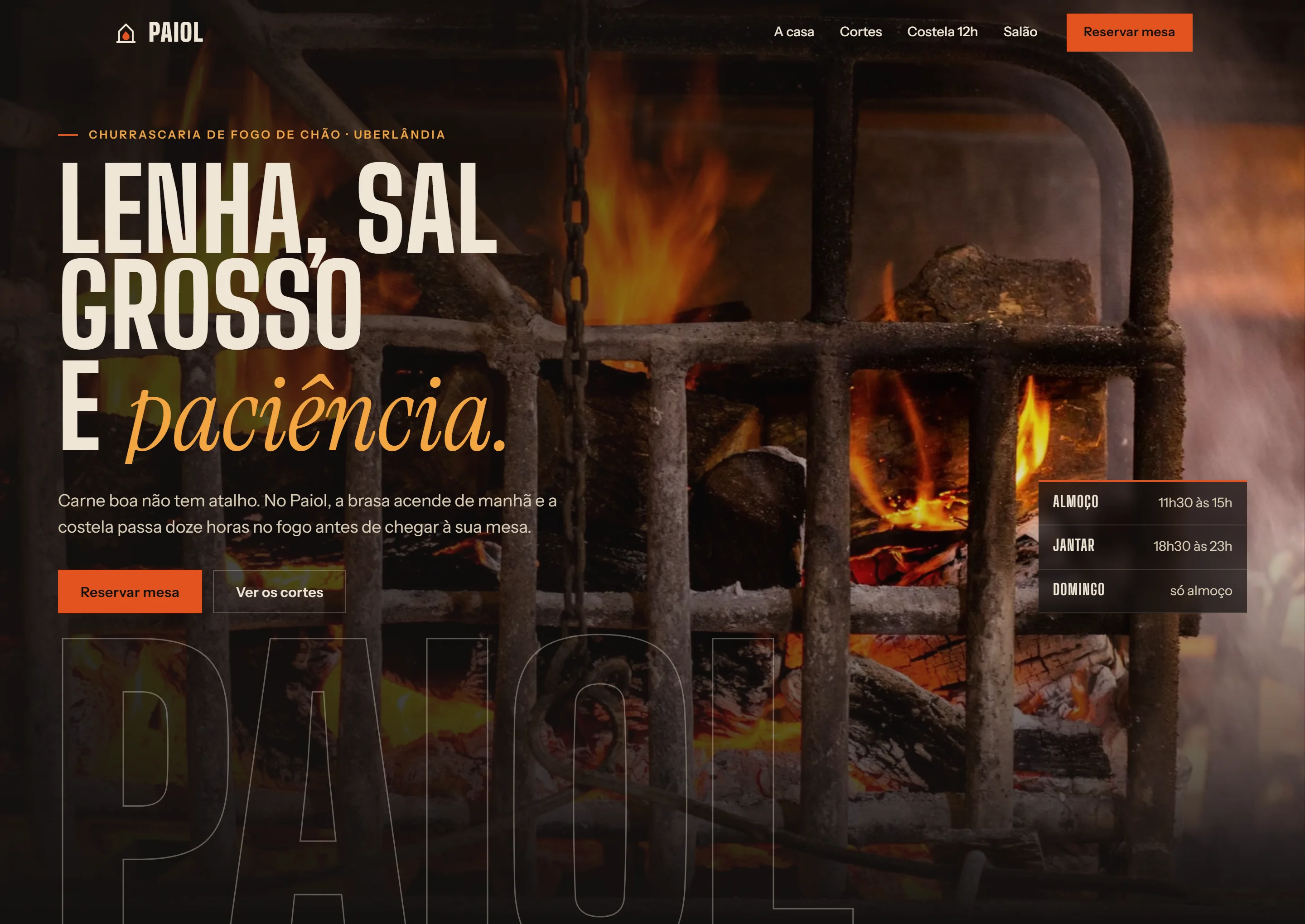 Site conceito Paiol: primeira tela sobre uma parrilla com lenha em chamas, com o quadro de horários ao lado.