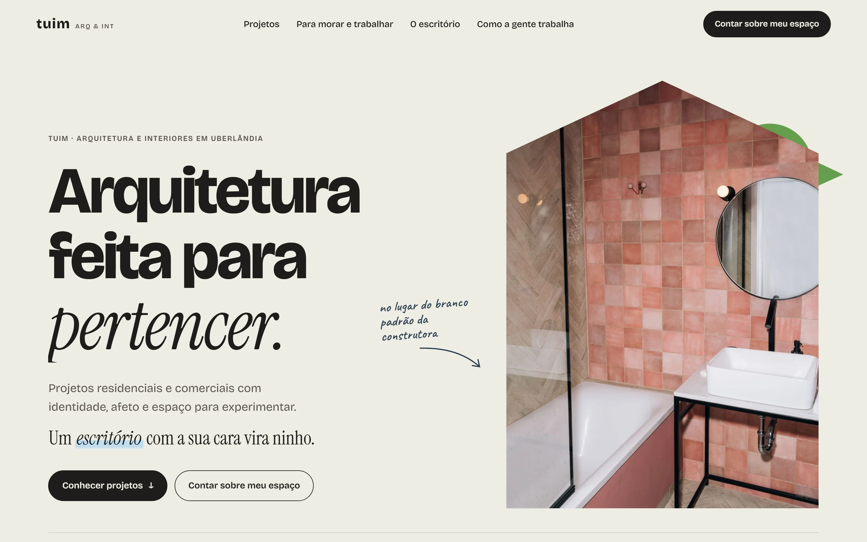 Site conceito tuim: título ao lado de um banheiro terracota recortado no formato de uma casa.